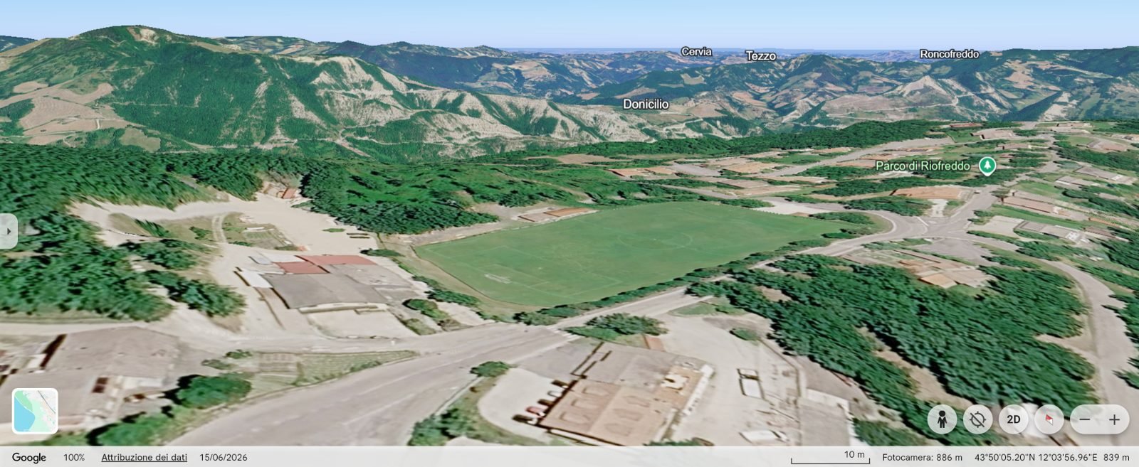 Il campo di Riofreddo tra i boschi; all'orizzonte Google Earth segna Donicilio, Tezzo e Roncofreddo.
