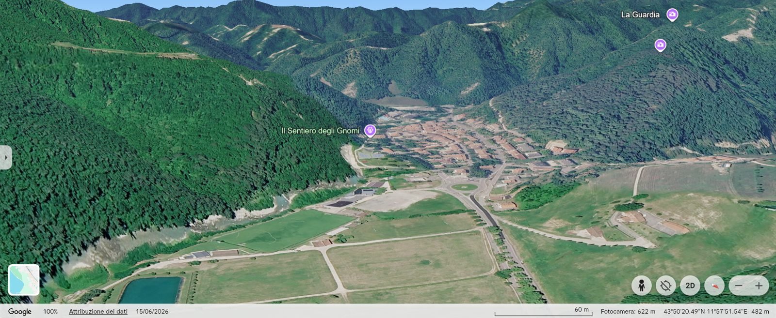 Bagno di Romagna dall'alto: il campo sta nella piana in fondo al paese, stretto fra i monti coperti di bosco.