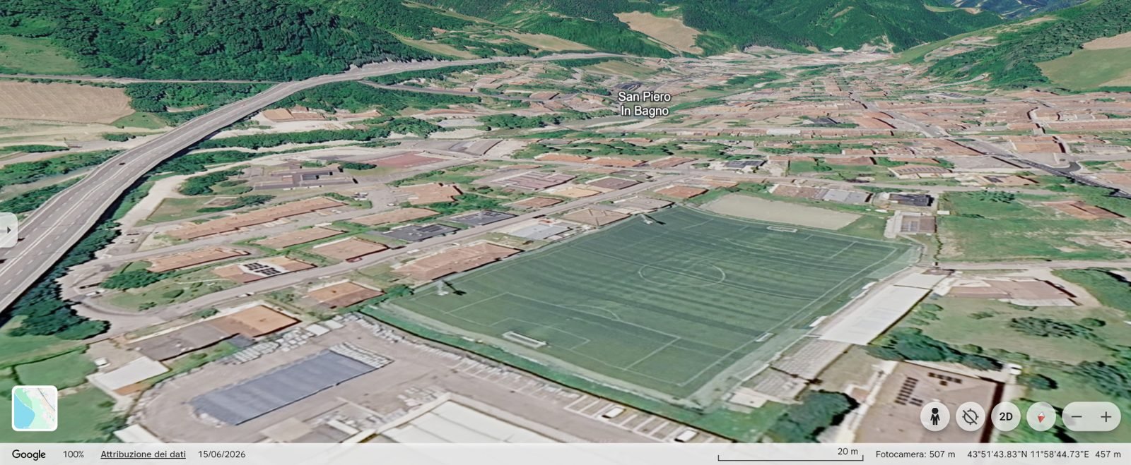 Il “Campodoni” in mezzo alle case di San Piero, con il viadotto che corre lì accanto.