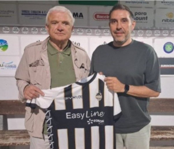 Matteo Mengozzi, a destra, con la maglia bianconera della Sampierana.