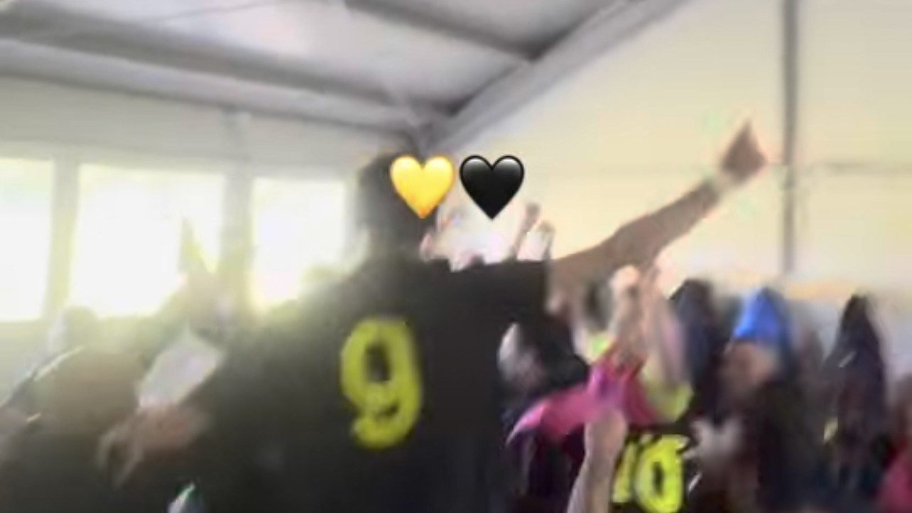 Nello spogliatoio del Vallesavio, dopo il 94': il numero 9 fa festa con i compagni.