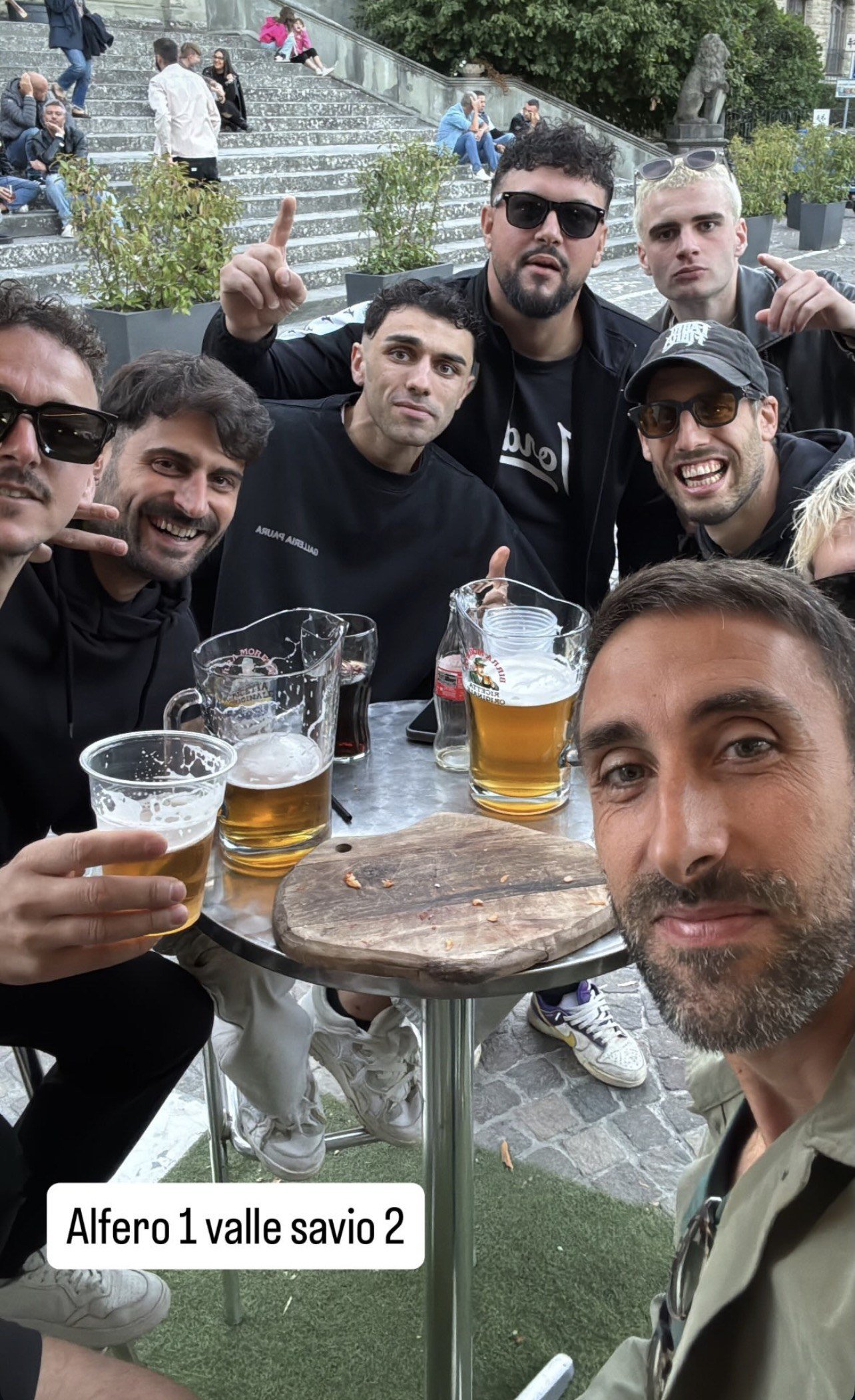 Foto di gruppo al tavolo di un bar, con birre e un tagliere, dopo Alfero-Vallesavio 1-2; scritta «Alfero 1 valle savio 2».